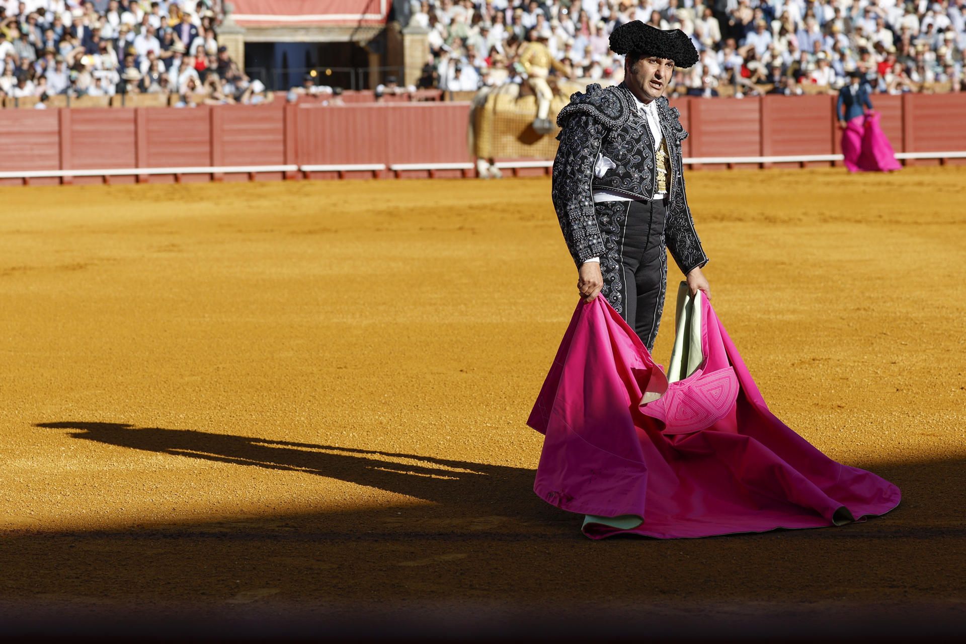 El diestro Morante de la Puebla durante la corrida de este domingo en la plaza de toros de La Maestranza de Sevilla, en la que completan cartel el peruano Roca Rey y David de Miranda.