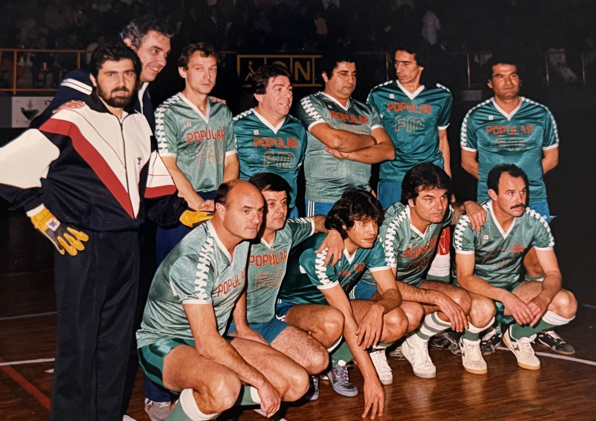 Curro de la Morena, junto a José Mercé, El Carbonero, El Nano de Jerez, Jose Vargas El Mono, Capullo de Jerez y Manolo Doña, entre otros, en un partido benefico.