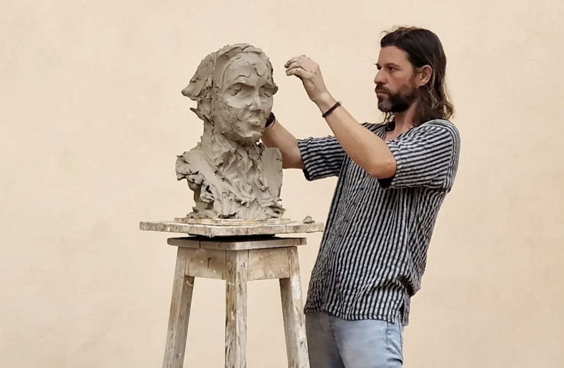 Martín Lagares, durante el proceso de creación de una escultura.
