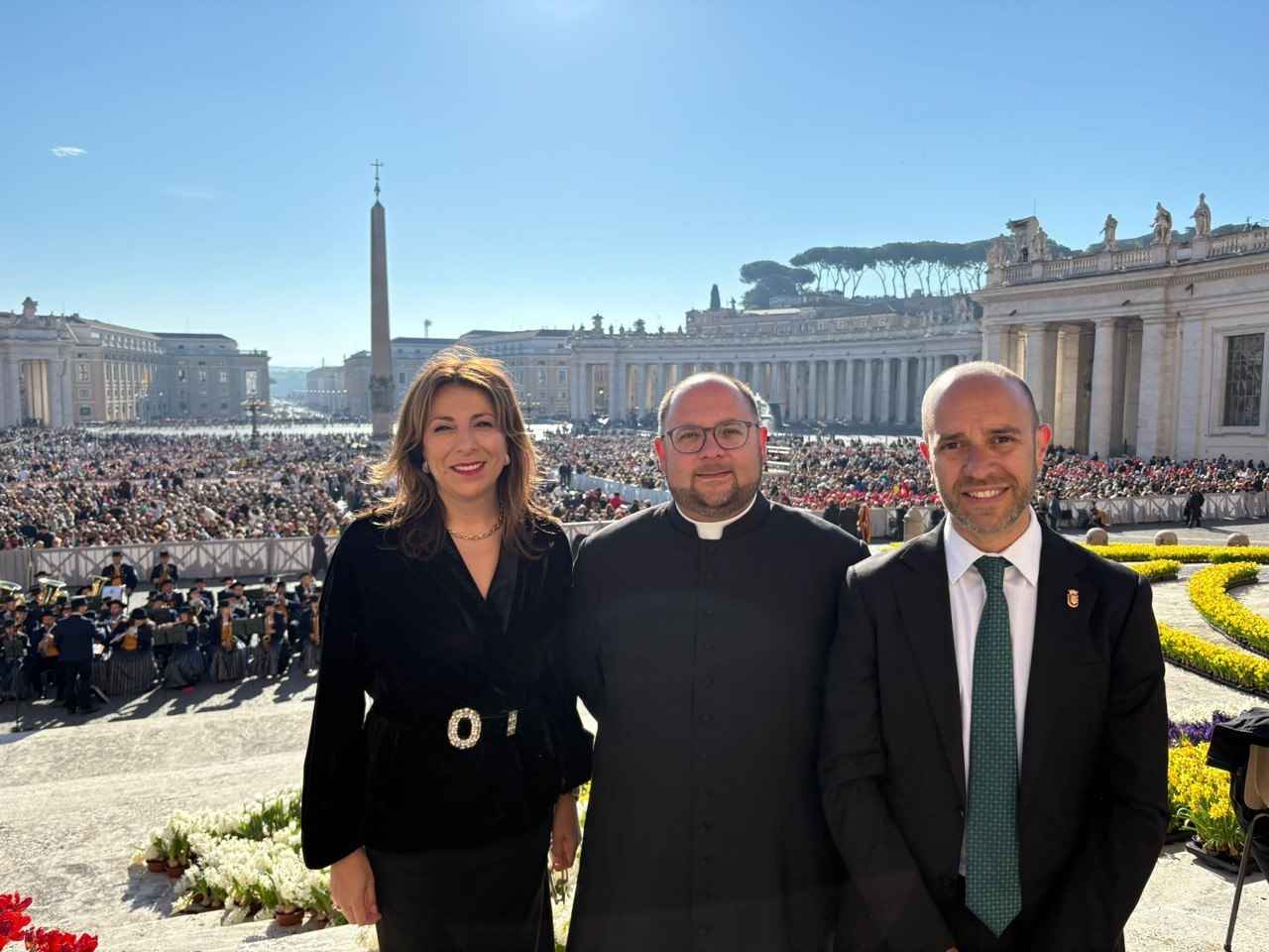 Mari Paz Fernández, alcaldesa de Ronda, Luis Carlos Vilches, párroco de Grazalema y Carlos Javier Garcia, alcalde del municipio gaditano, antes de ser recibidos por el Papa. 
