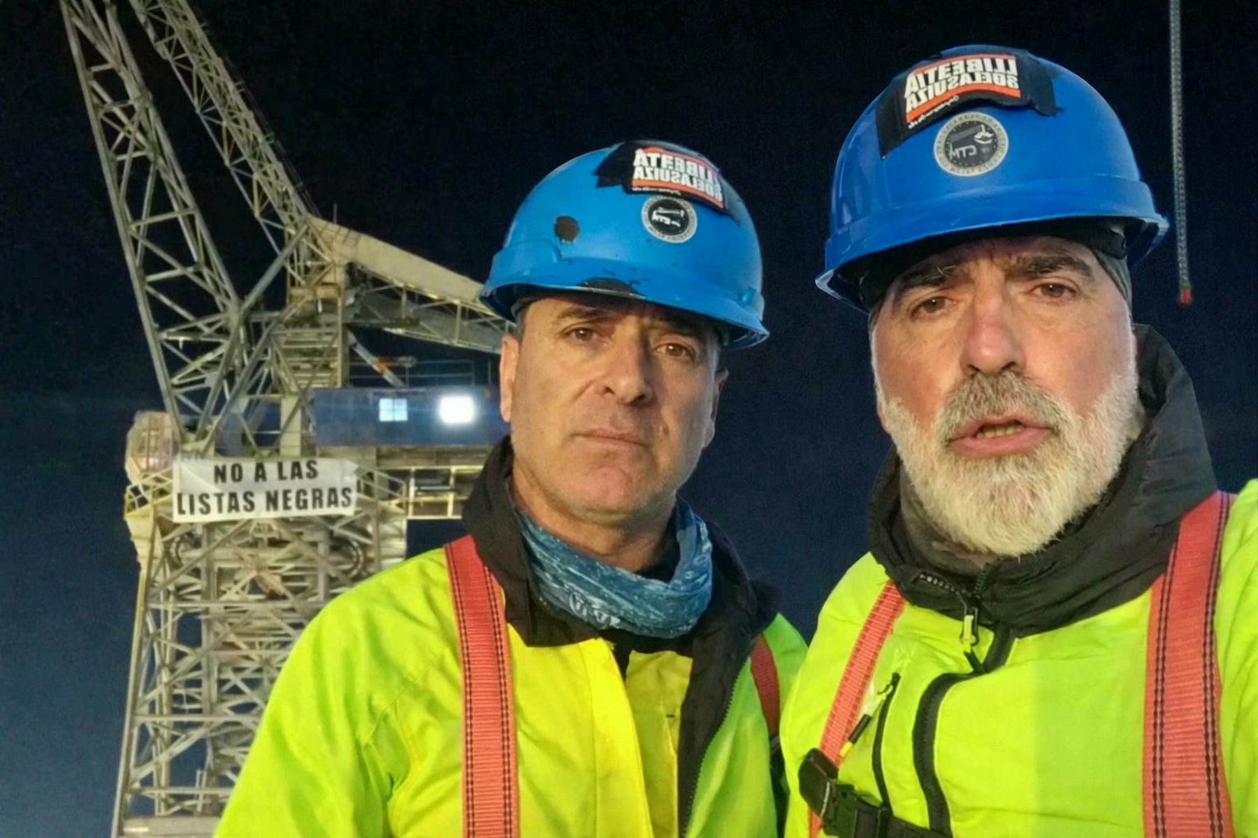 Manuel Balber y Jesús Galván, en una grúa de Navantia.