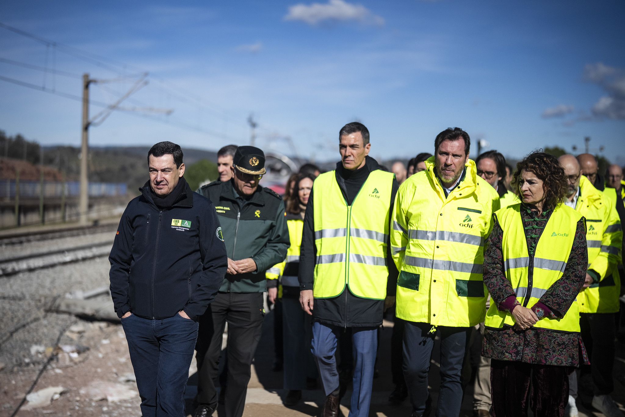 El presidente de la Junta, Juanma Moreno, en la 'zona cero' de Adamuz con el presidente del Gobierno Pedro Sánchez, el ministro Óscar Puente y la entonces vicepresidenta María Jesús Montero.