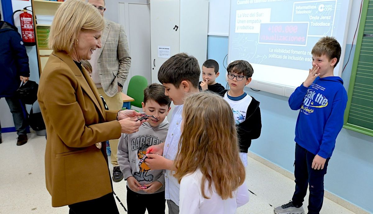 La alcaldesa interactúa con los alumnos del colegio.