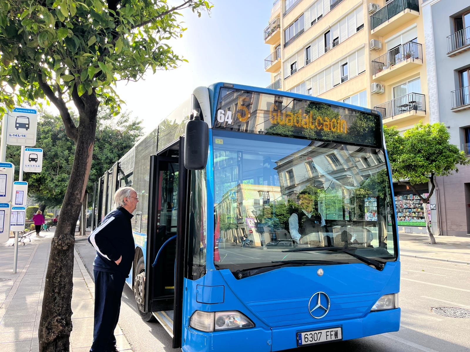 Un autobús de la línea 5 que conecta Jerez y Guadalcacín.
