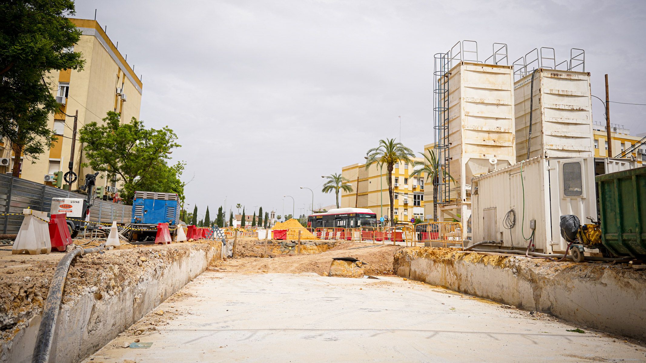 Los comercios separados en el barrio El Cerezo por las obras del metro de Sevilla.
