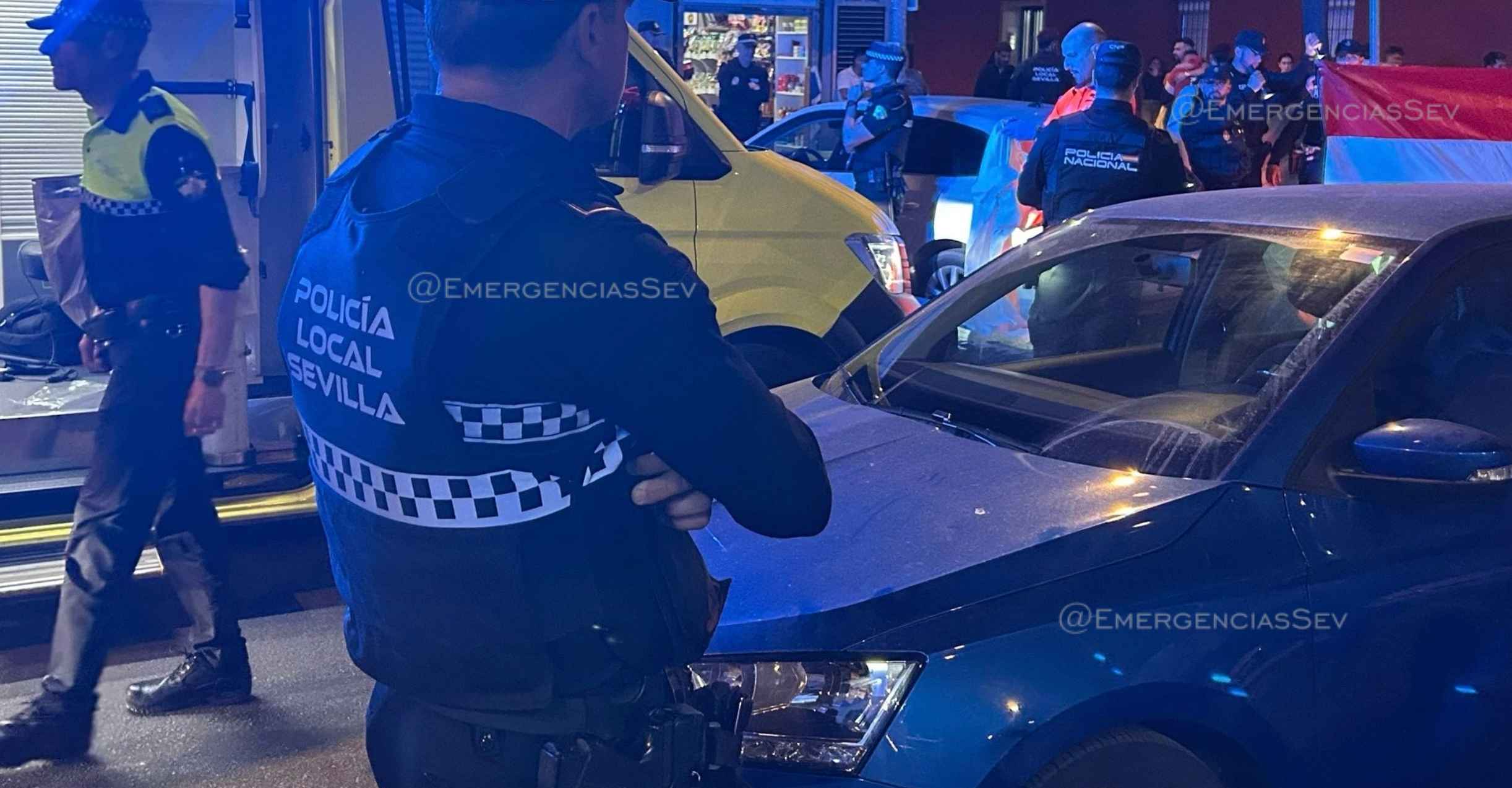 Efectivos policiales y sanitarios, en el lugar del atropello.