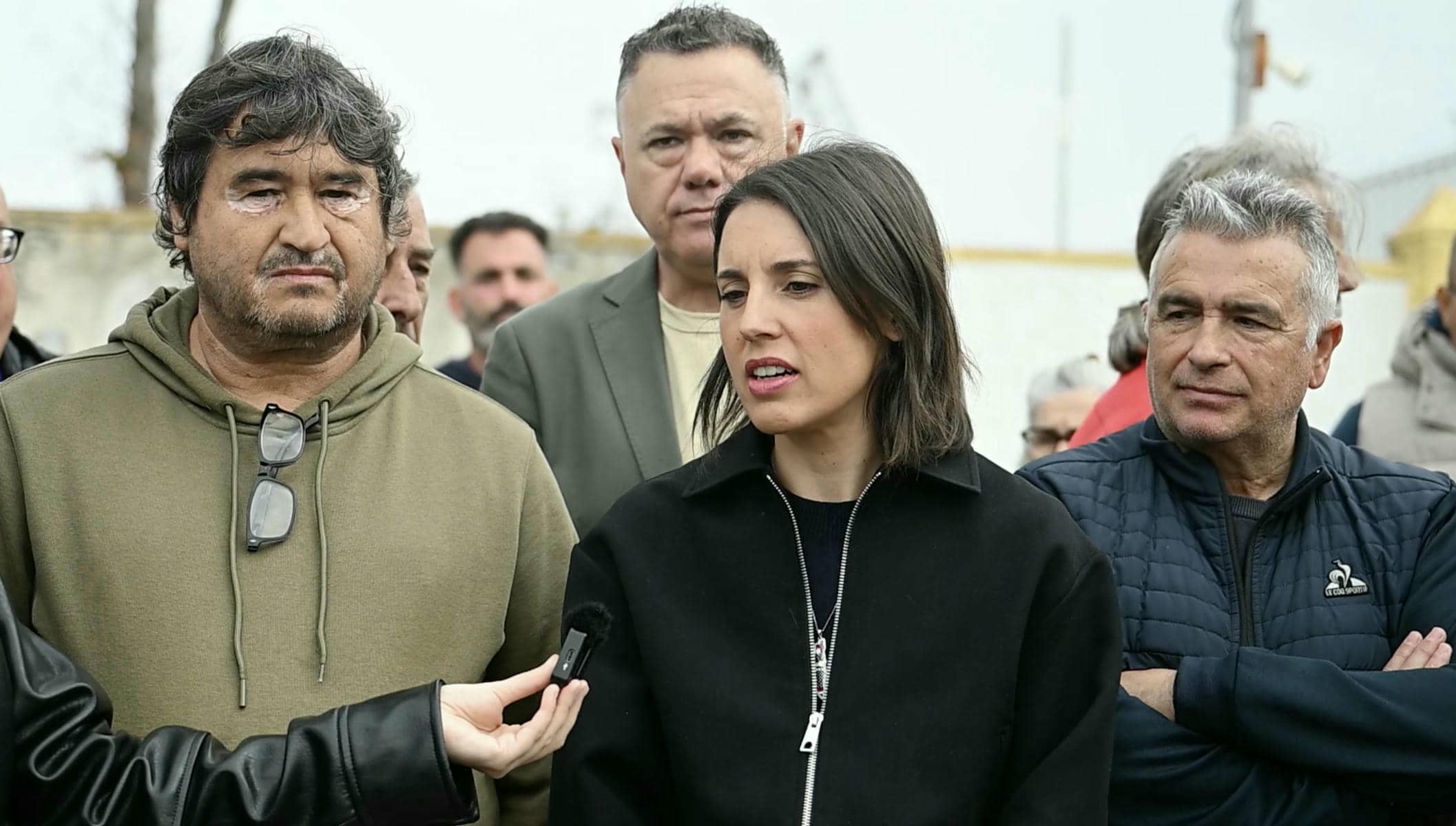 La eurodiputada de Podemos Irene Montero con los trabajadores del metal en Navantia San Fernando