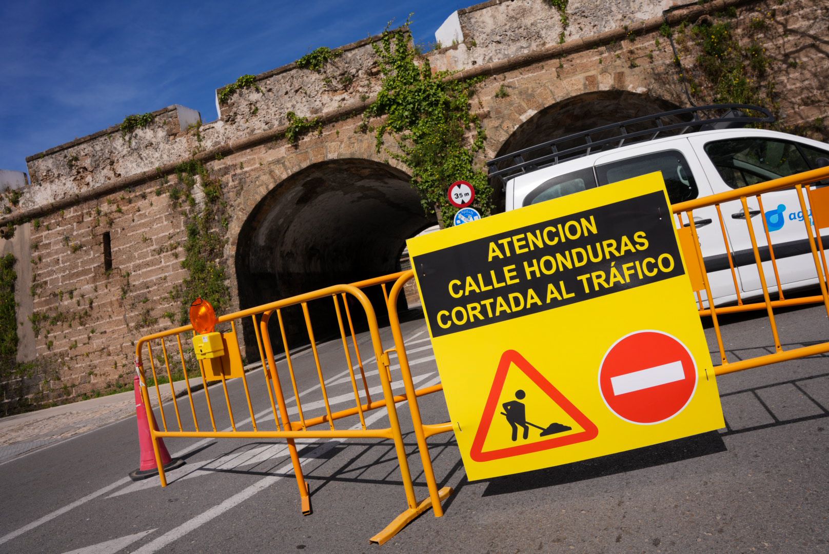 Cartel de prohibido el paso por las obras en la calle Honduras.