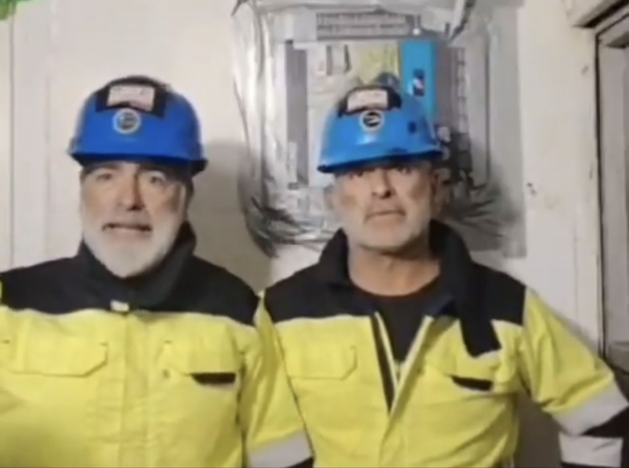 Jesús y Manuel mantienen la protesta, 22 días después, desde lo alto de una grúa en Navantia.
