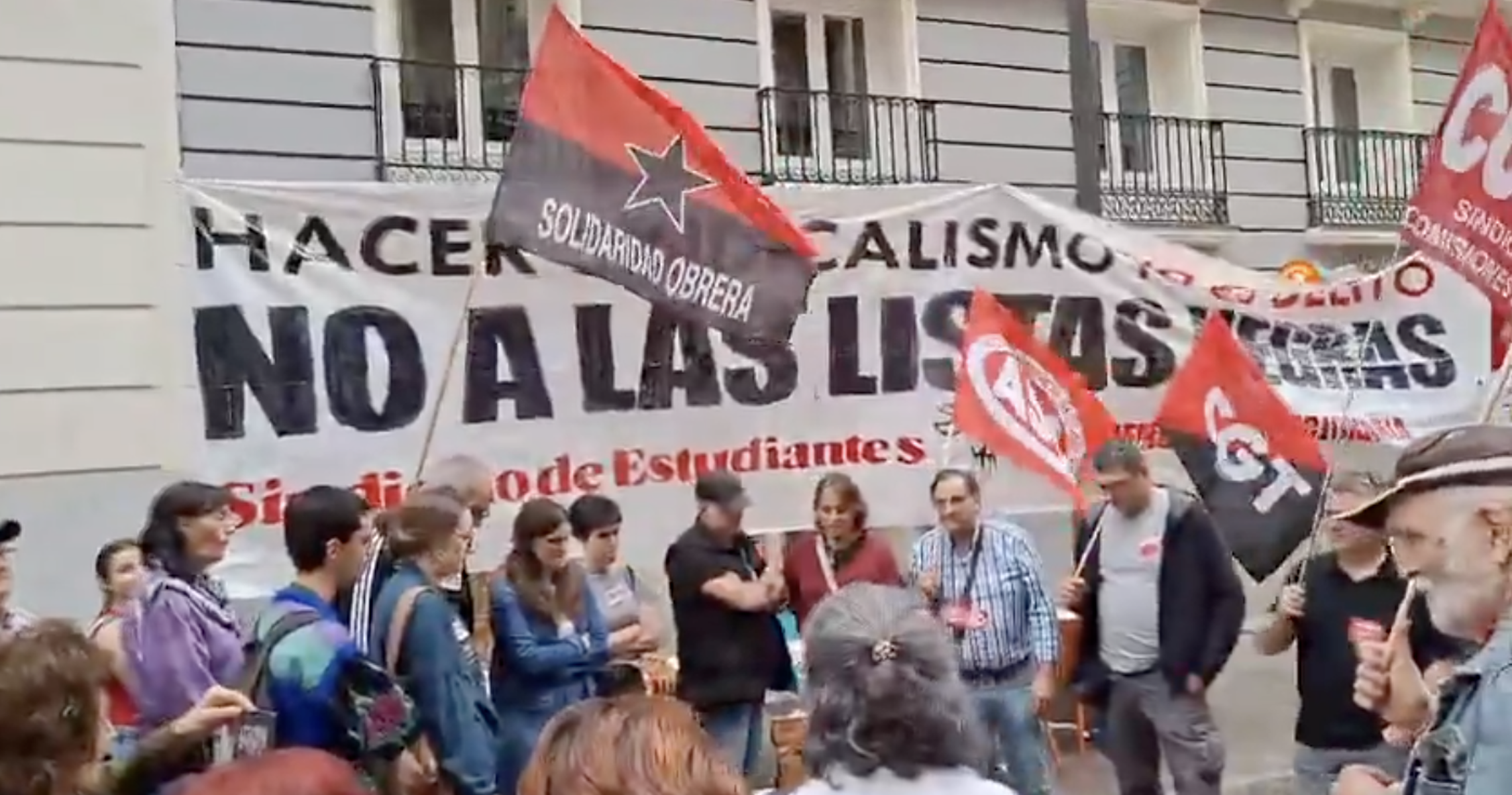Concentración en Madrid en apoyo a los dos trabajadores que llevan 14 días subidos a una grúa de Navantia. Concentración en Madrid en apoyo a los dos trabajadores que llevan 14 días subidos a una grúa de Navantia.