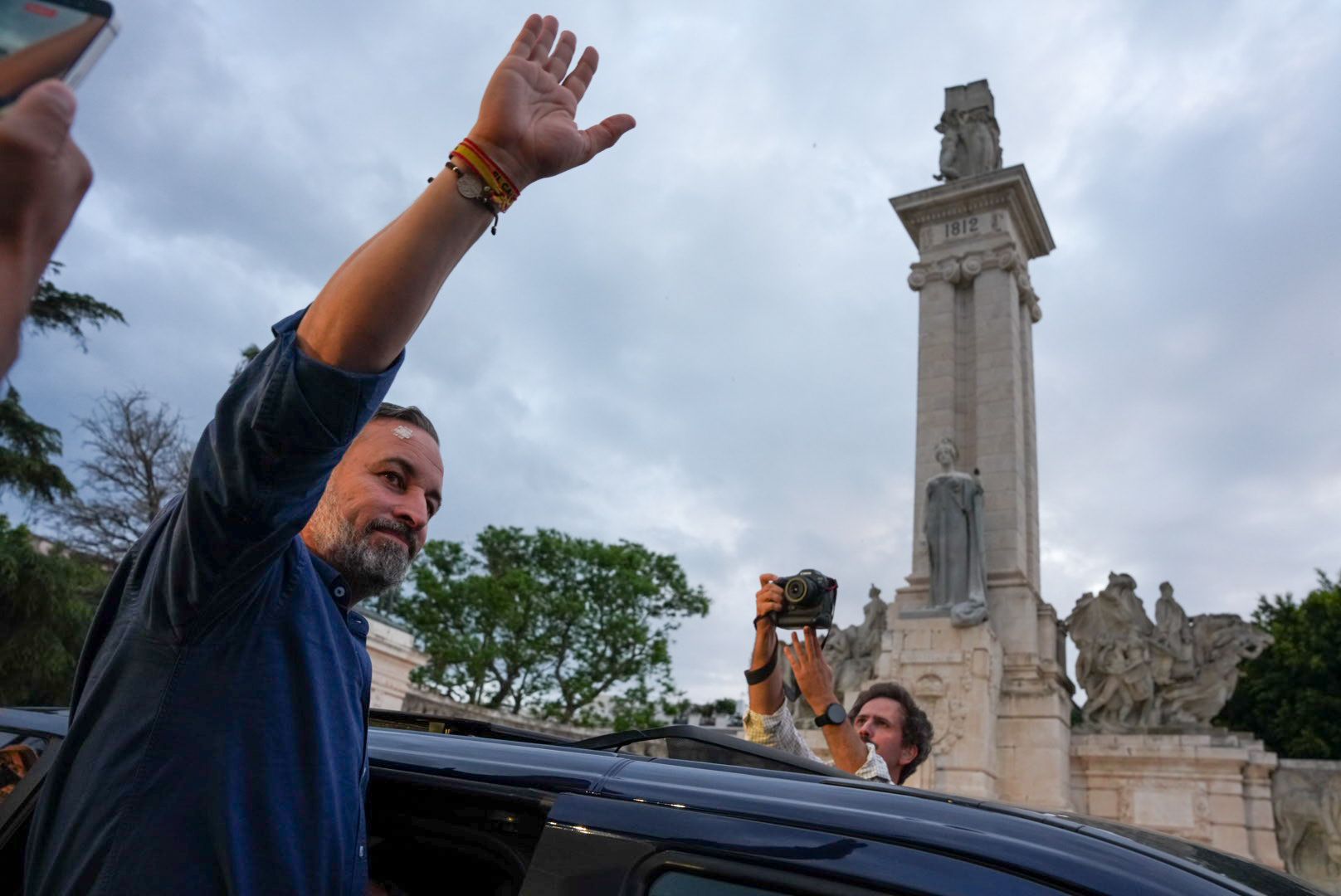Abascal, saludando con el Monumento a las Cortes de fondo. REYNA