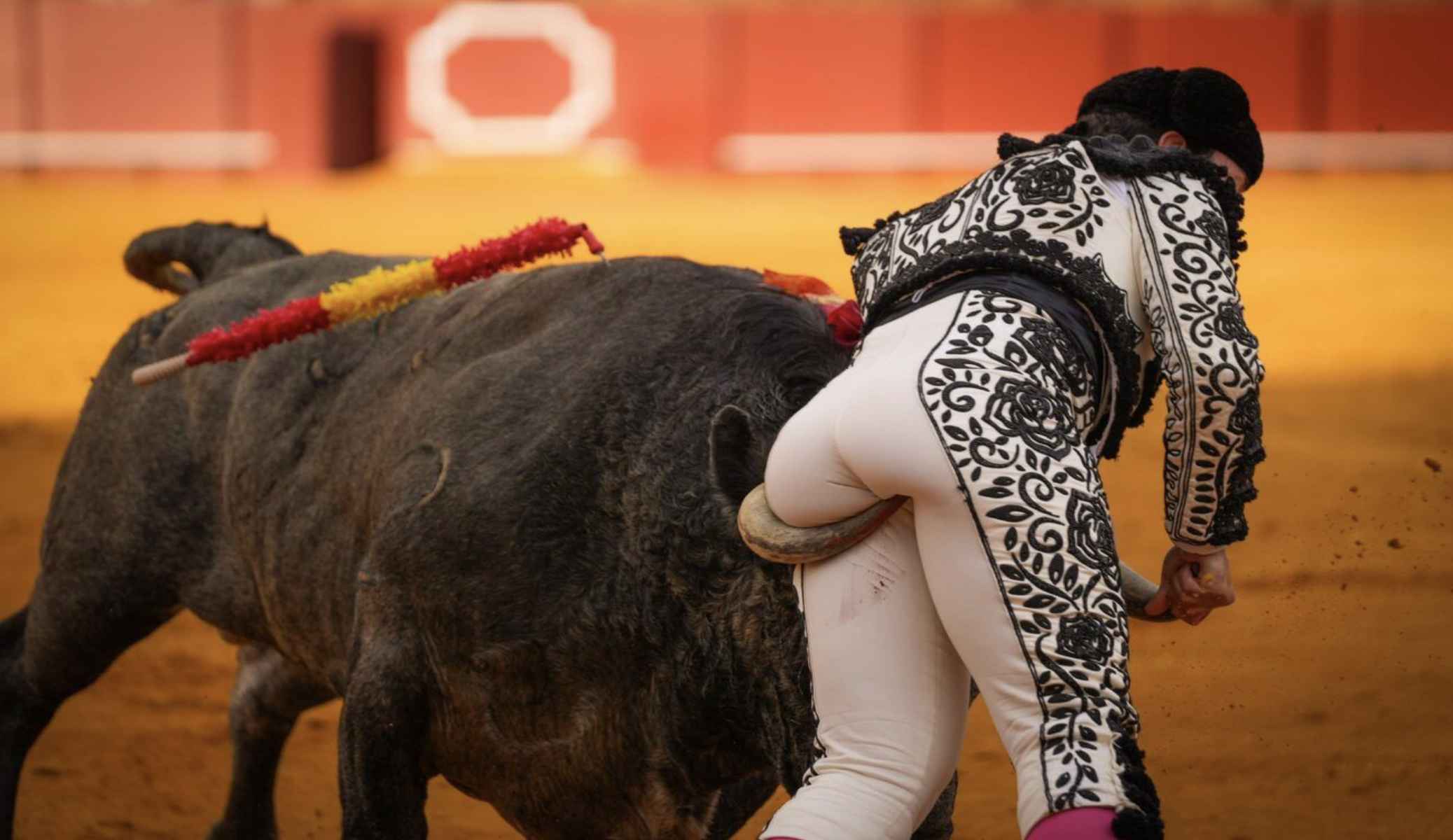 El banderillero Juan Luis Moreno, tras ser cogido por el toro. El banderillero Juan Luis Moreno, tras ser cogido por el toro.