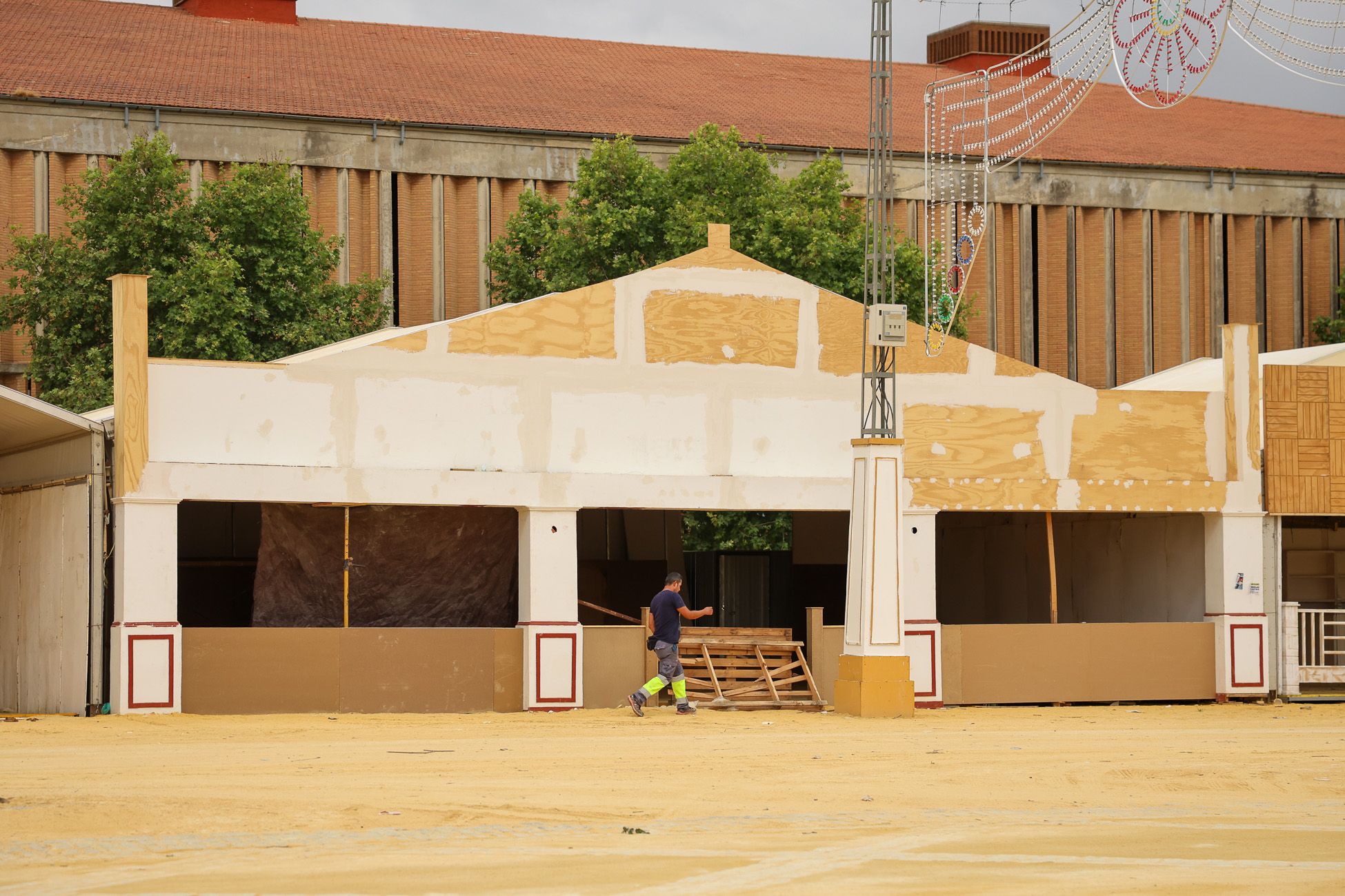 Montaje de una de las casetas de hermandades presentes en la Feria del Caballo.
