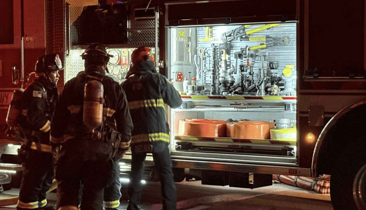 Bomberos de la Base de Rota han acudido al lugar del incendio para colaborar en las labores de extinción.