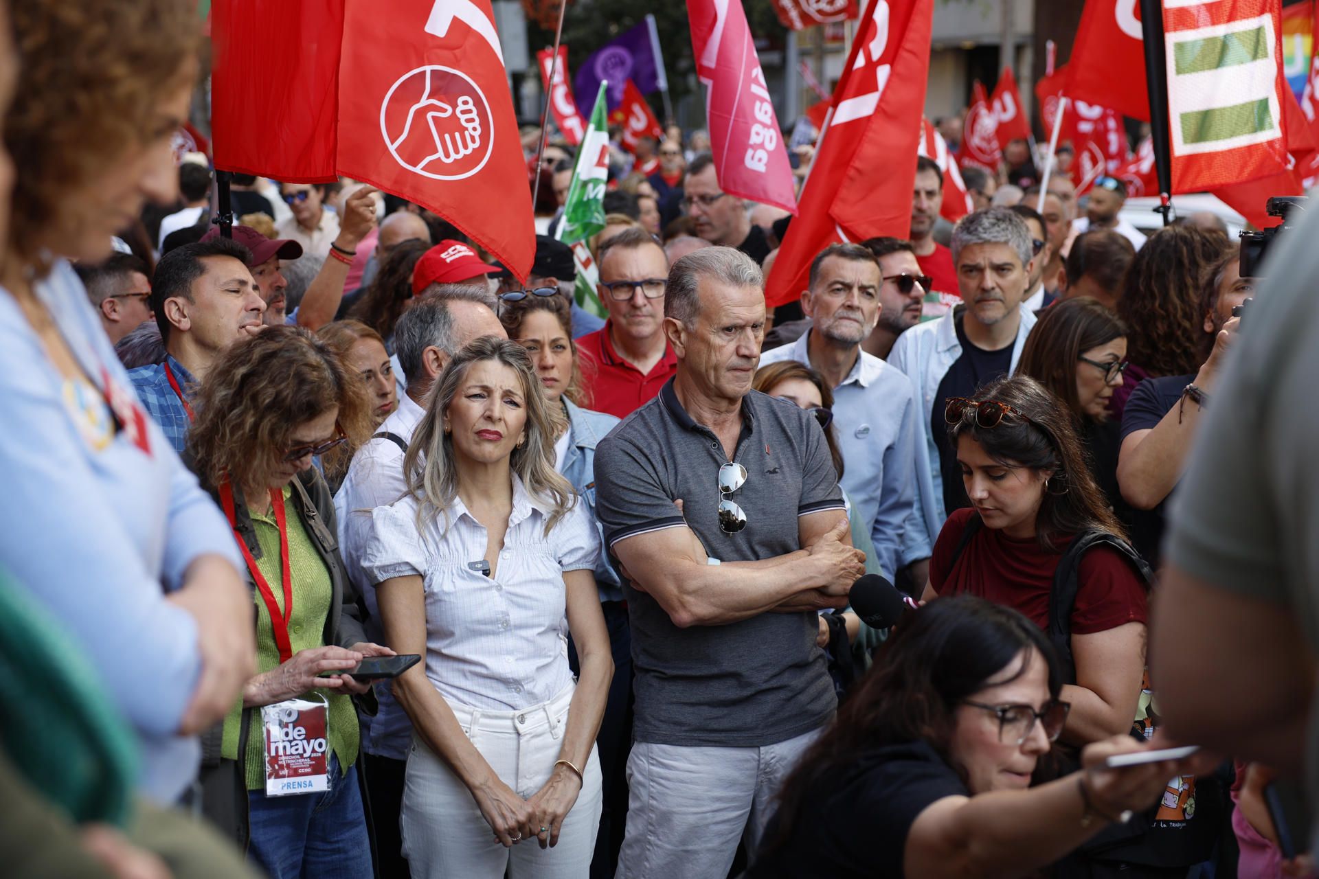 La vicepresidenta segunda y ministra de Trabajo y Economía Social, Yolanda Díaz (c-i), asiste a la manifestación convocada por el Día Internacional del Trabajo, este viernes, en Málaga.