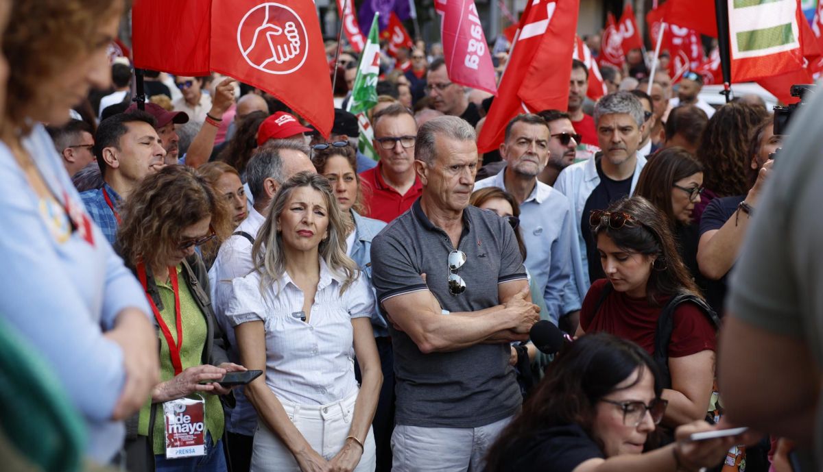 La vicepresidenta segunda y ministra de Trabajo y Economía Social, Yolanda Díaz (c-i), asiste a la manifestación convocada por el Día Internacional del Trabajo, este viernes, en Málaga.