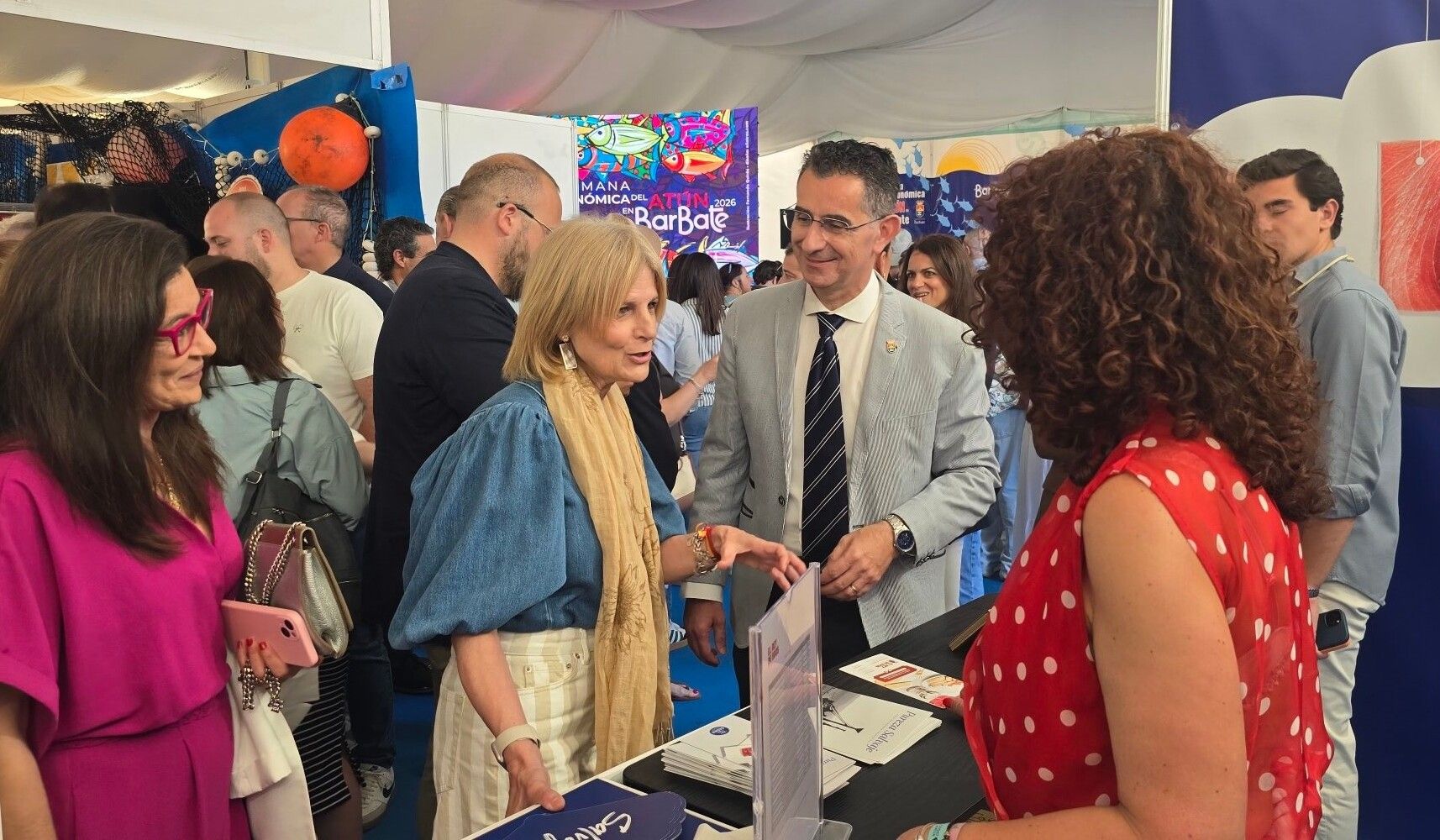 La alcaldesa de Jerez, municipio invitado, conociendo de primera mano la XVIII Semana Gastronómica del Atún en Barbate