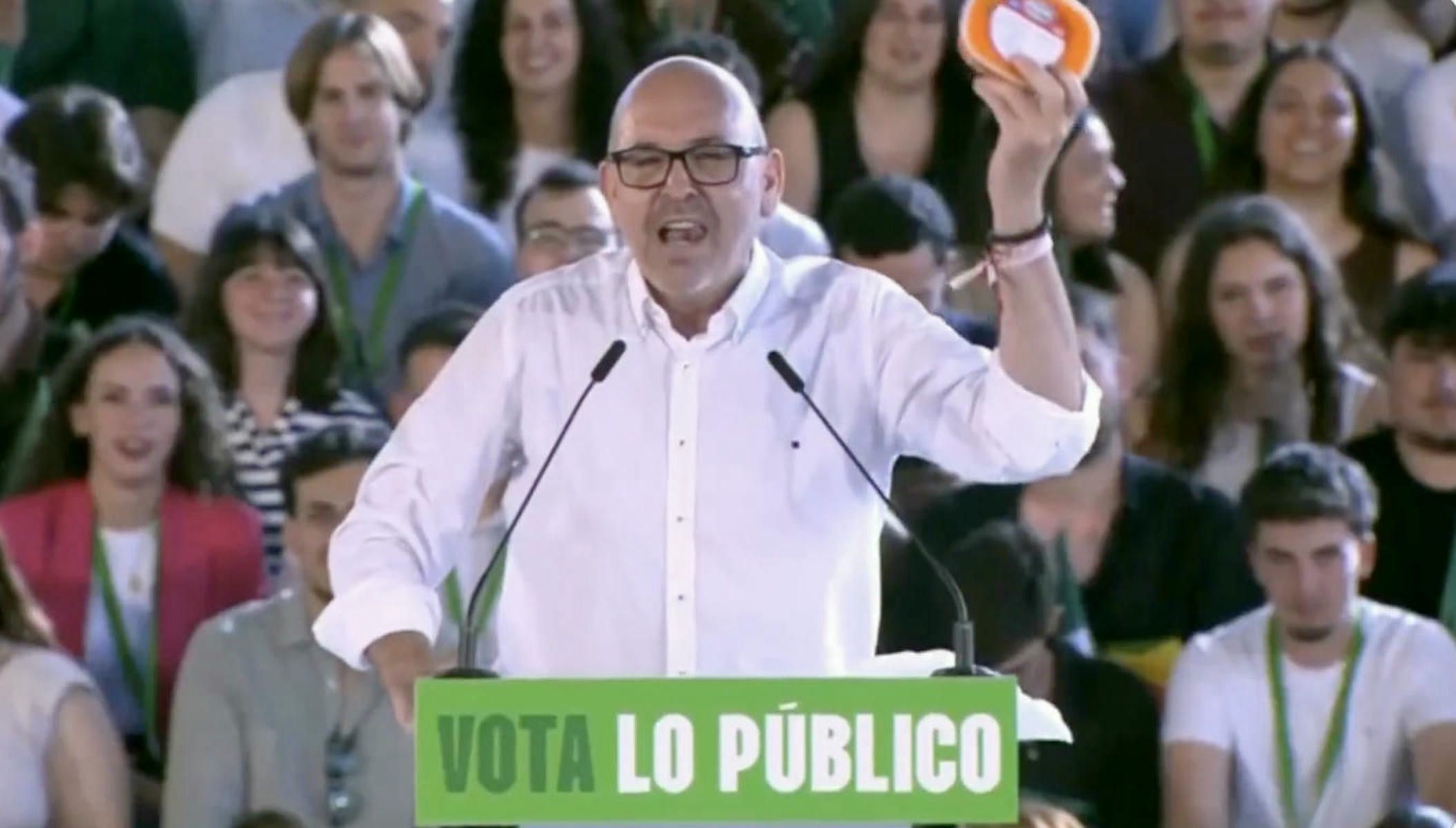 El alcalde de Cártama, Jorge Gallardo, con la manteca colorá que le regala a María Jesús Montero.