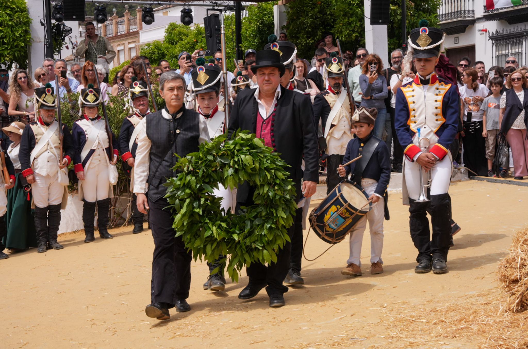 Ofrenda floral tras la XXI Recreación Histórica del 2 de Mayo 1810 en Algodonales. 