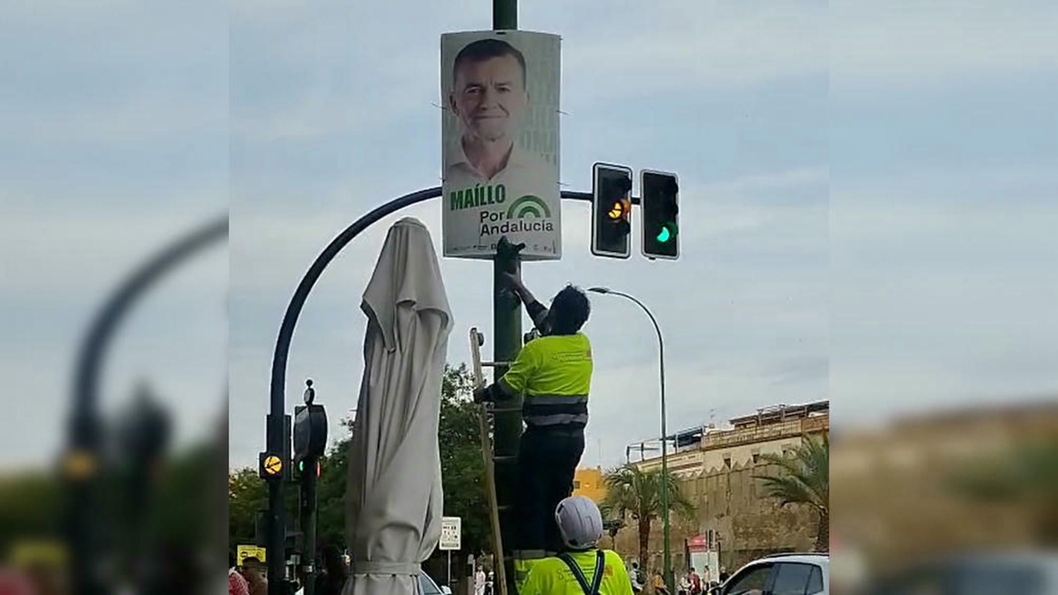 Operarios municipales de Sevilla retirando carteles electorales de Por Andalucía Operarios municipales de Sevilla retirando carteles electorales de Por Andalucía