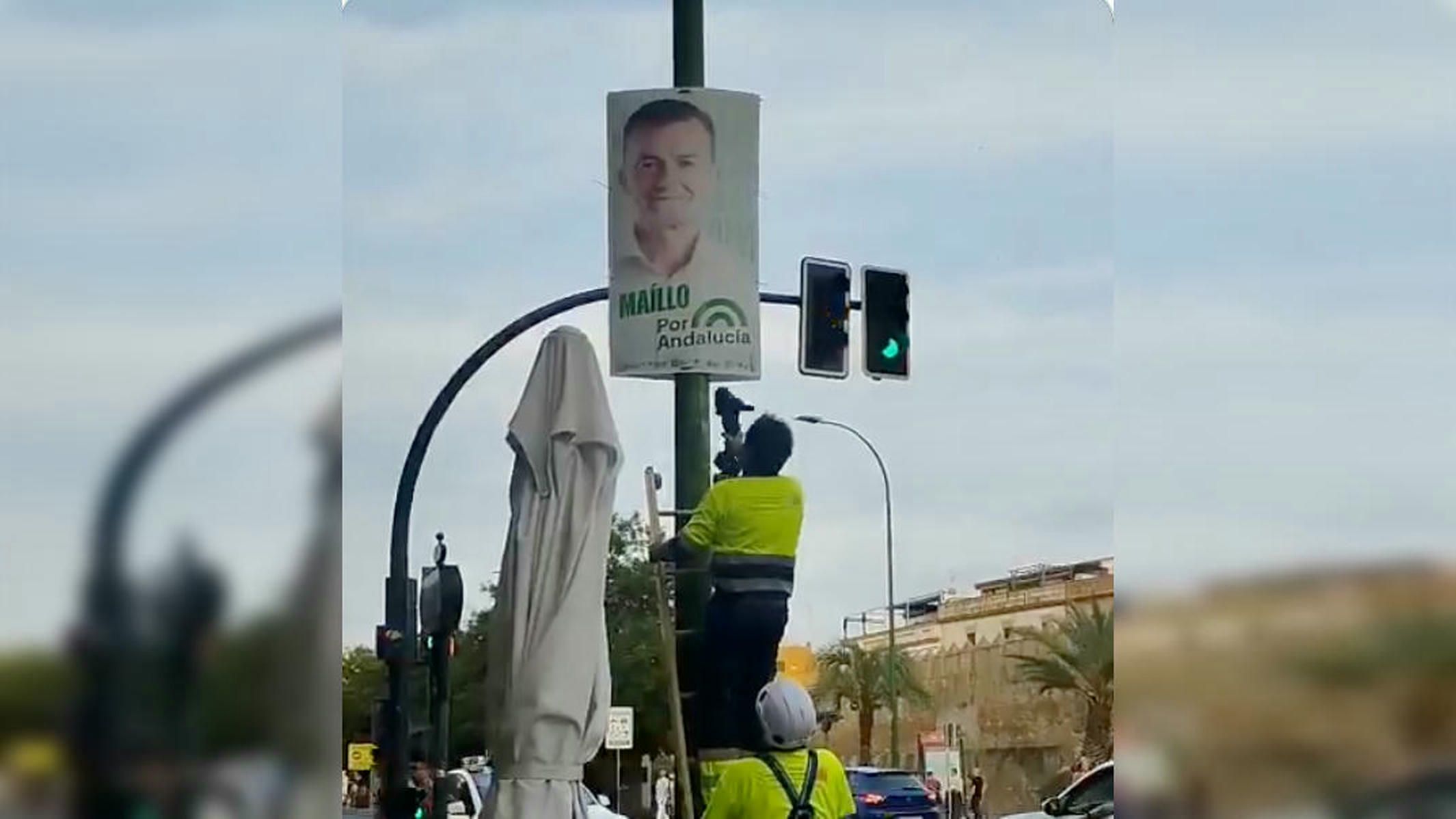 Operarios del Ayuntamiento de Sevilla retiran carteles de Por Andalucía Operarios del Ayuntamiento de Sevilla retiran carteles de Por Andalucía
