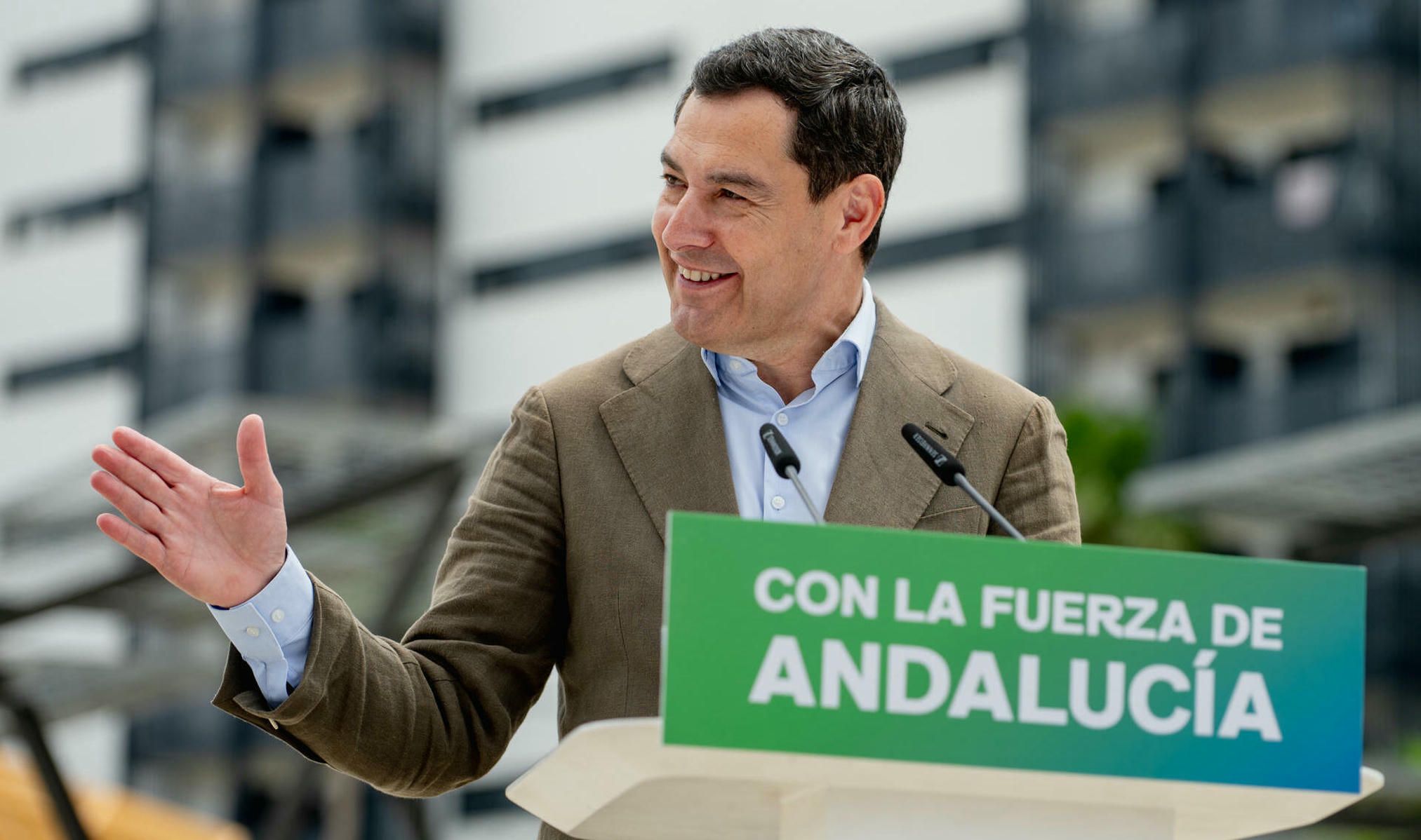 El presidente del PP de Andalucía y candidato a la reelección de la Presidencia de la Junta, Juanma Moreno, durante un acto celebrado este domingo en Dos Hermanas (Sevilla).