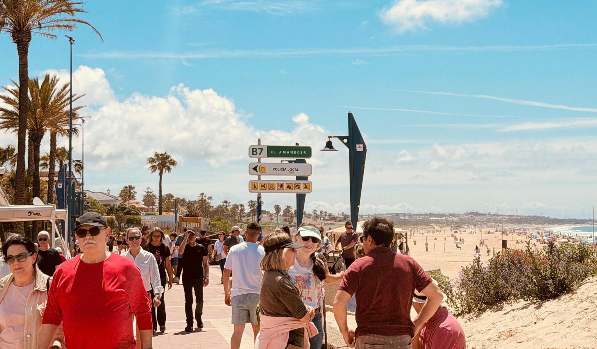 Visitantes y turistas aprovechan el último día del puente de Mayo para disfrutar de la playa en Chiclana