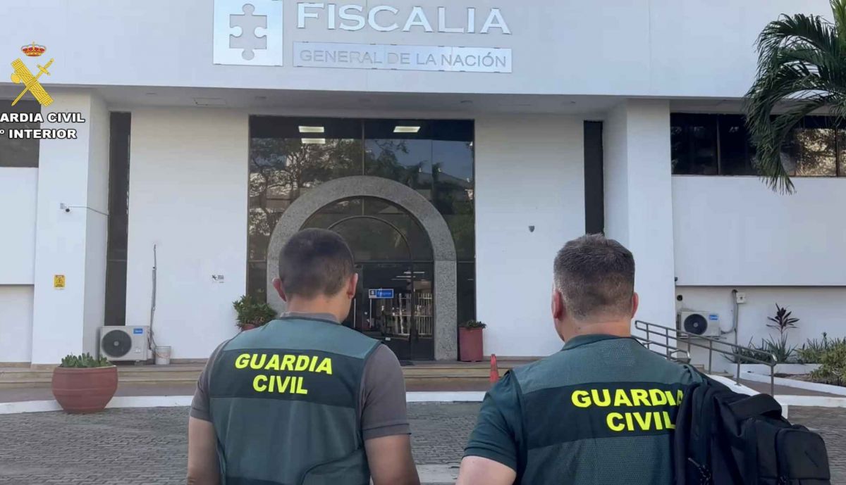 Agentes de la Guardia Civil, en la Fiscalía General de la Nación, en Colombia.