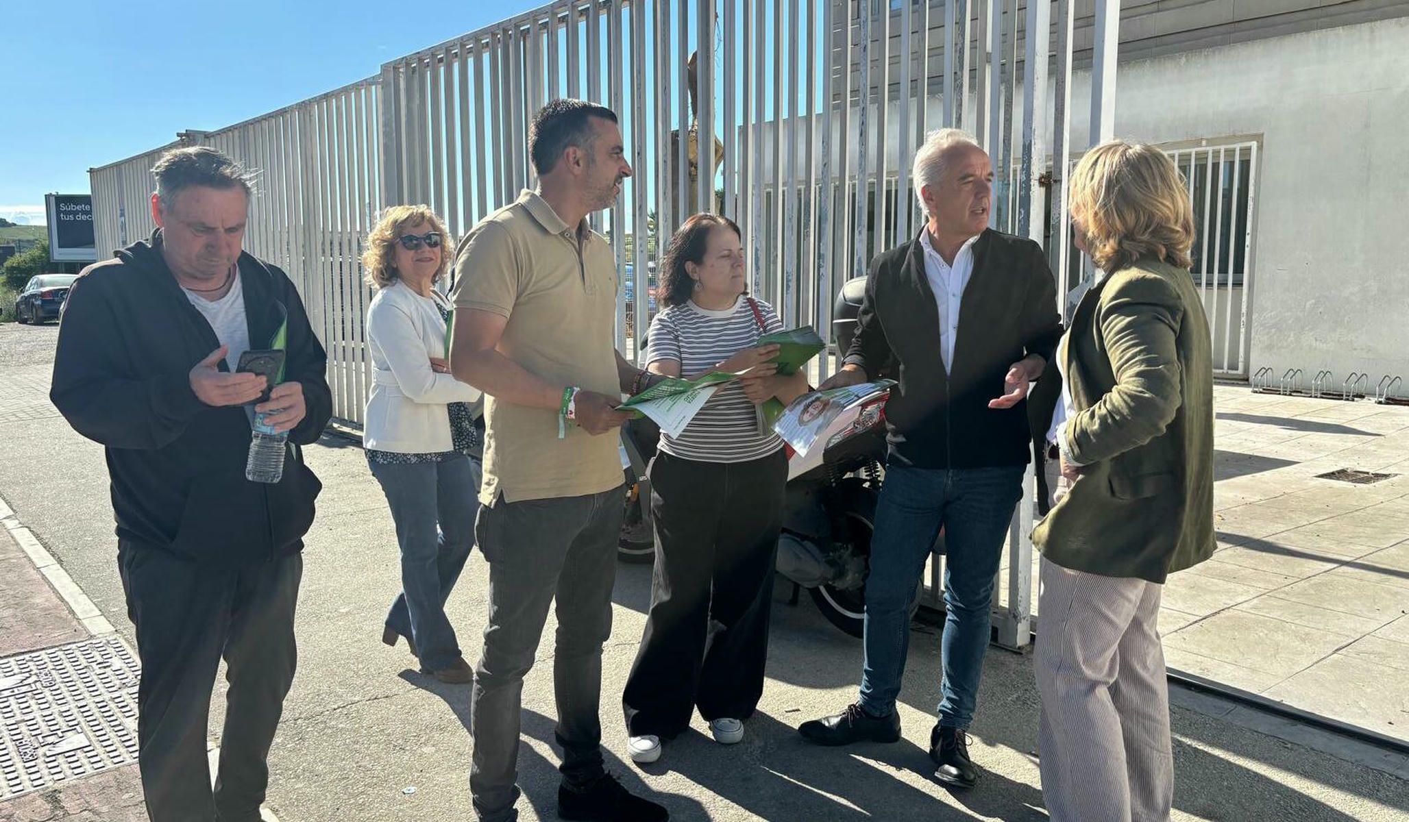 Miembros del PSOE ofreciendo información lectoral a las puertas del Centro de Salud Jerez Sur