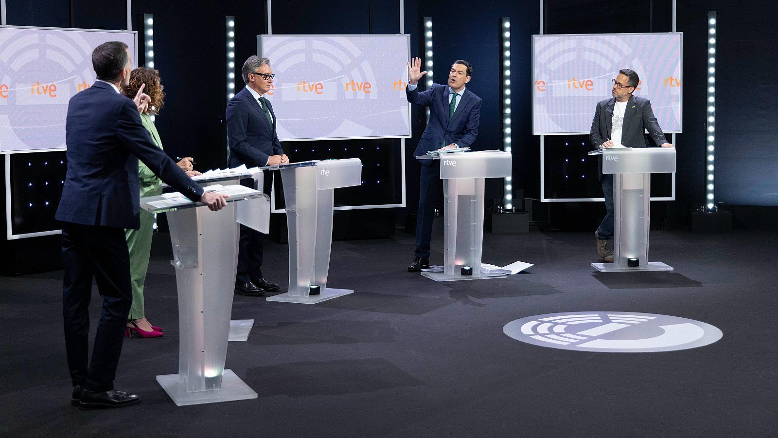 Un momento del debate electoral, con Juanma Moreno interpelando a Maíllo.