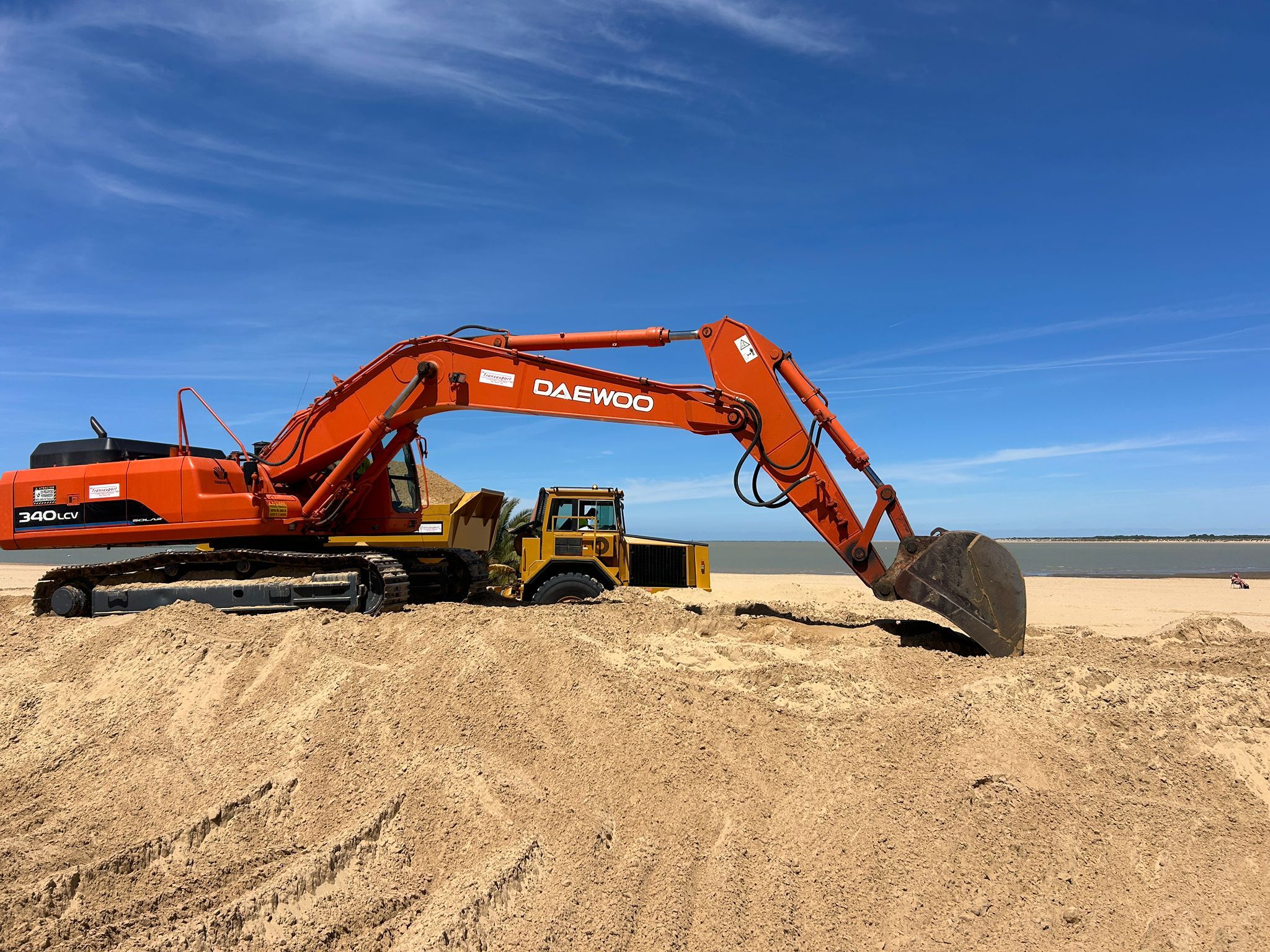 Trabajos en la playa de Bajo de Guía en Sanlúcar.