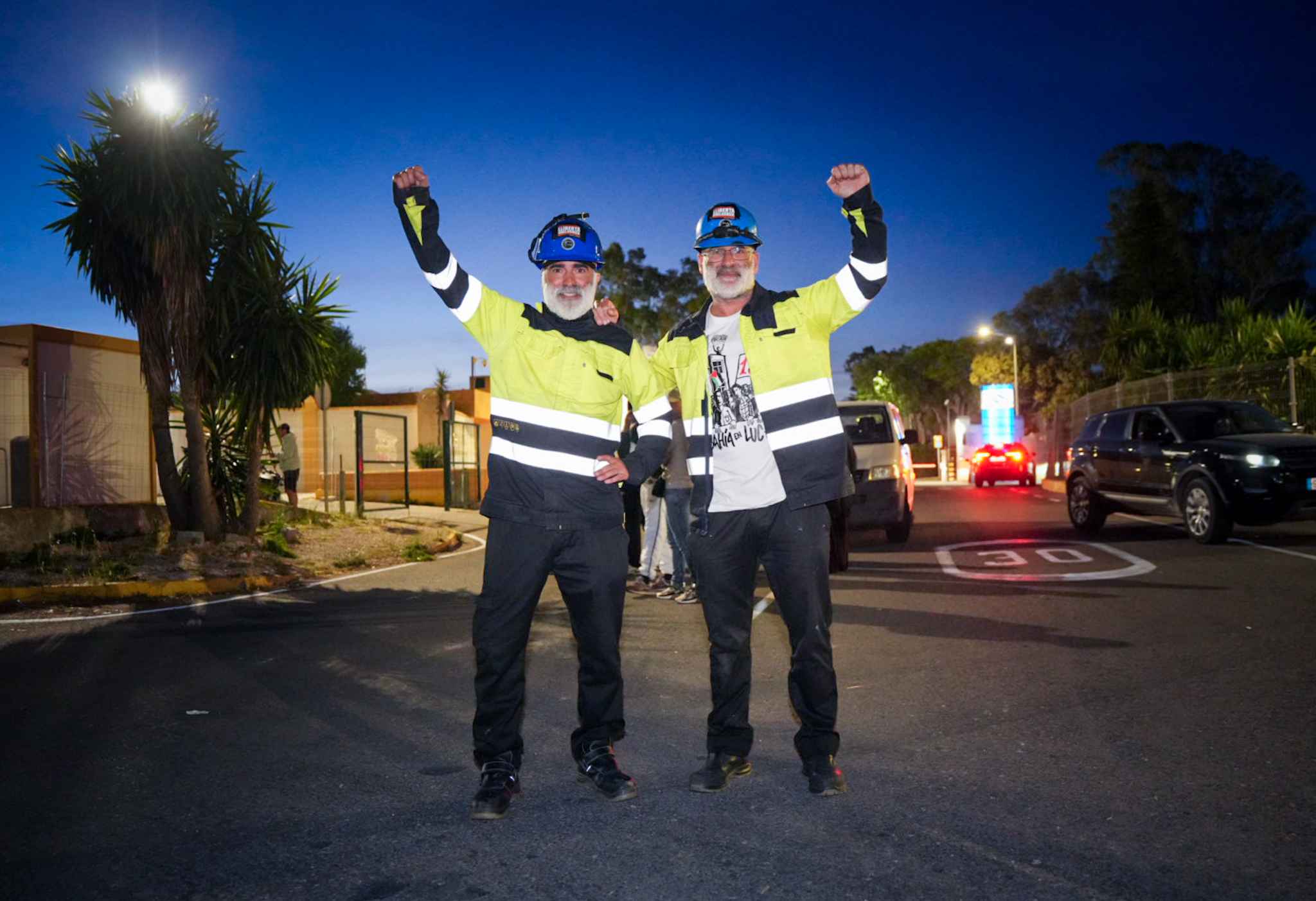 Jesús y Manuel, símbolo de la resistencia tras 28 días de reivindicación en lo alto de una grúa de Navantia.