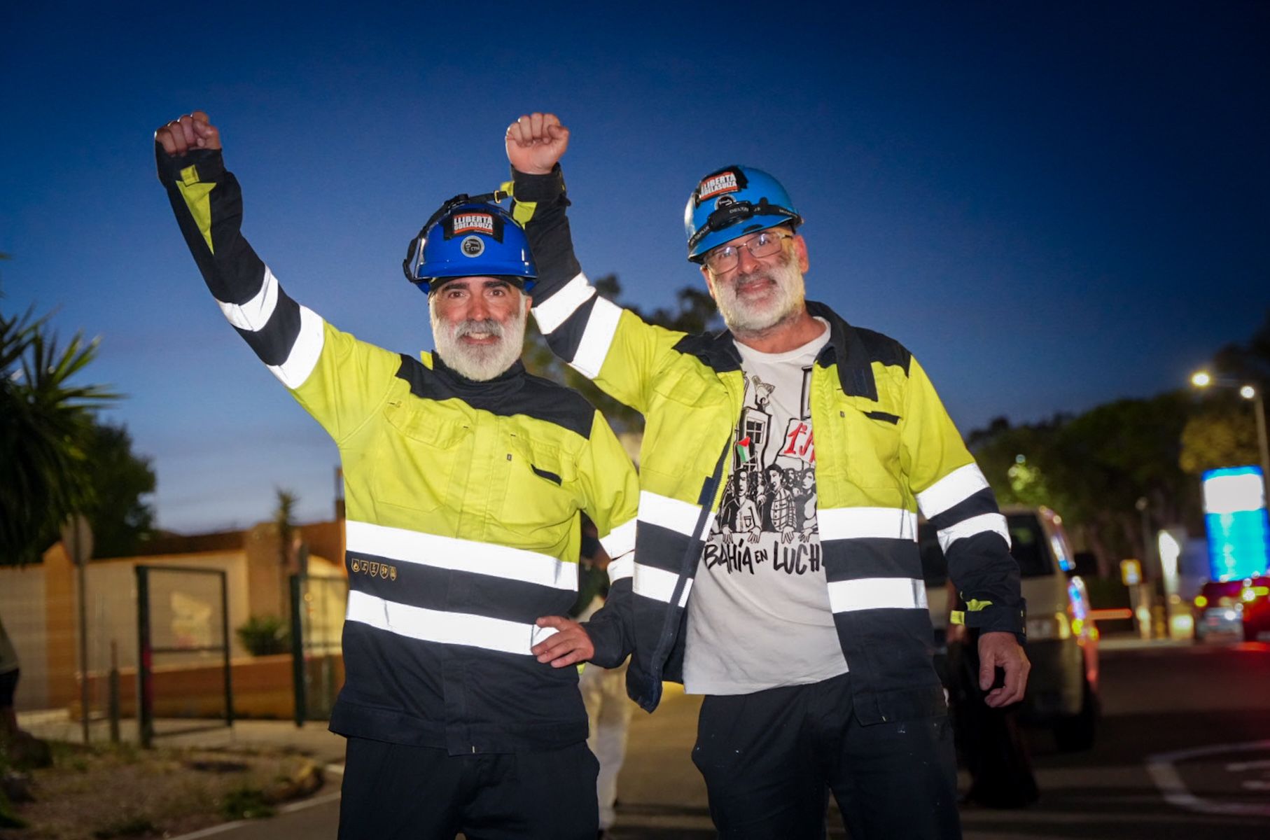 Jesús Galván y Manuel Balber, tras bajar de la grúa de Navantia San Fernando.