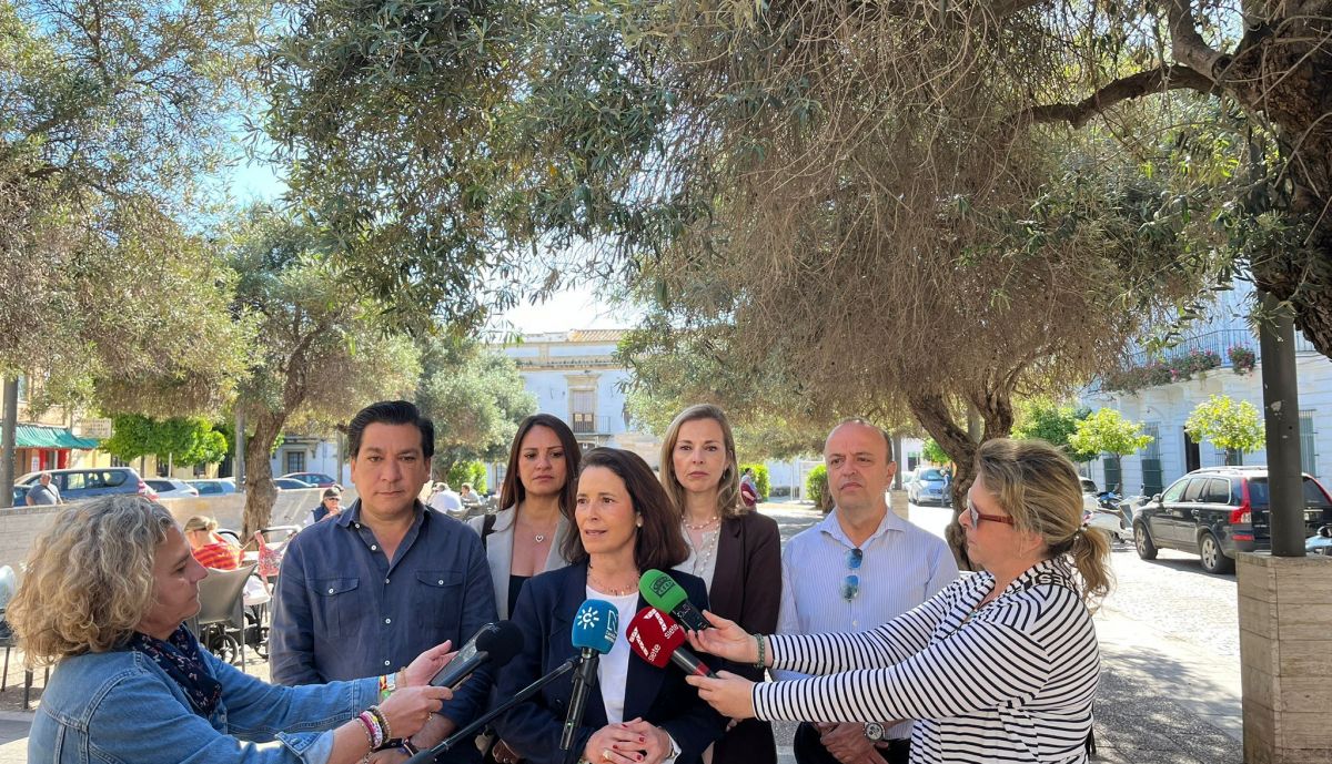 Noelia Campos, número 2 de Vox por Cádiz, atendiendo a los medios.