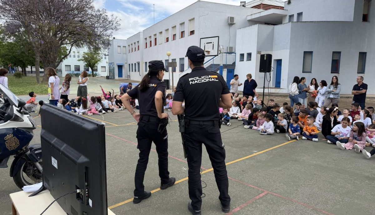 Los policías explican su trabajo a los alumnos y alumnas.