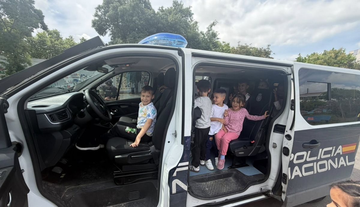 Los pequeños se montan en la furgoneta policial..