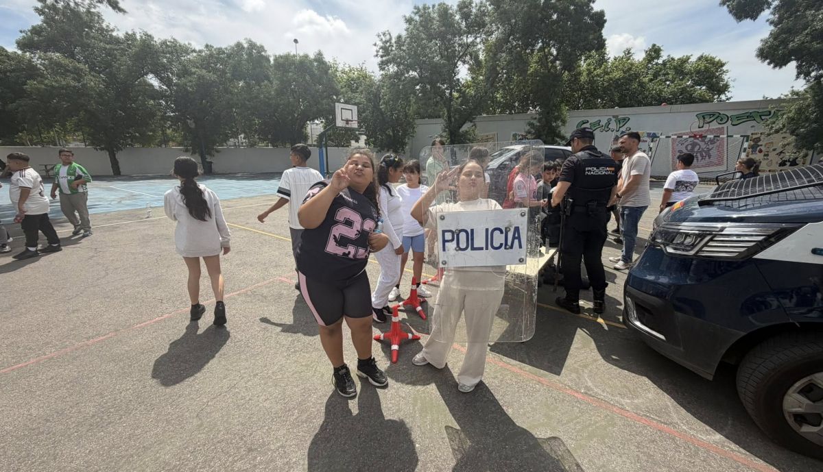 Los alumnos y alumnas se lo han pasado en grande con la Policía Nacional.