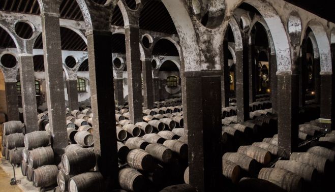 La imponente bodega catedral de Barbadillo. FOTO: MANU GARCÍA.