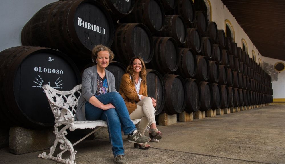 Montse Molina (i), enóloga de Barbadillo, junto a Esther  Gutiérrez, marketing manager de la compañía. FOTO: MANU GARCÍA.