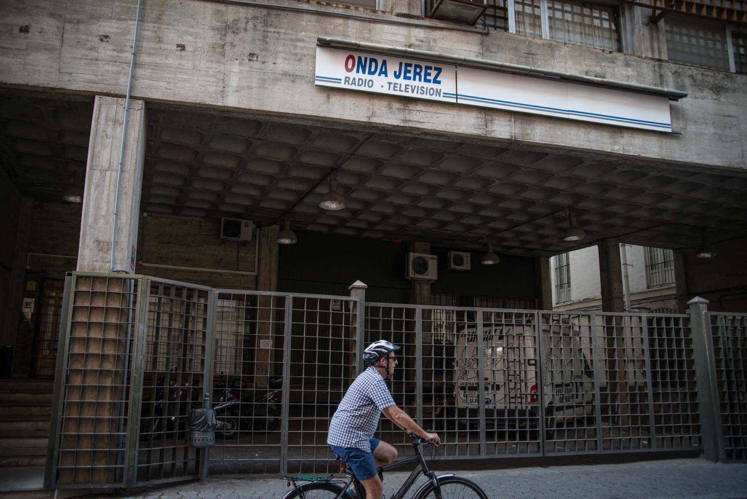 Un ciclista, pasando por delante de la sede de Onda Jerez, en la calle Caballeros. FOTO: MANU GARCÍA