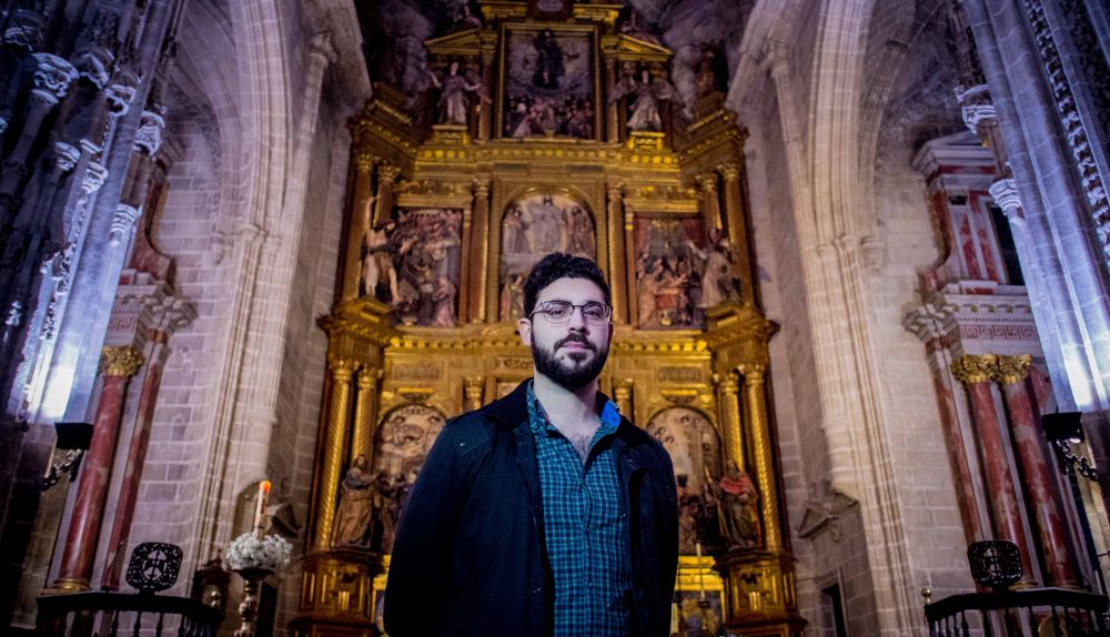 El historiador del arte David Caramazana, en San Miguel, ante el retablo mayor. FOTO: MANU GARCÍA. 