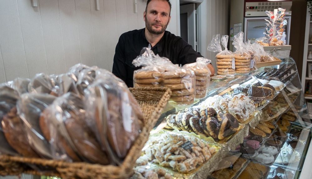 José Alberto Rodríguez, de la Pastelería Jesús, posando para lavozdelsur.es. FOTO: MANU GARCÍA.