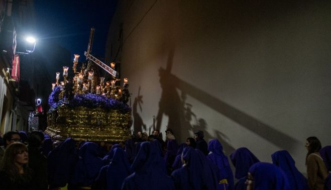 El paso del Nazareno en una imagen tomada en la Carpintería Baja.    MANU GARCÍA