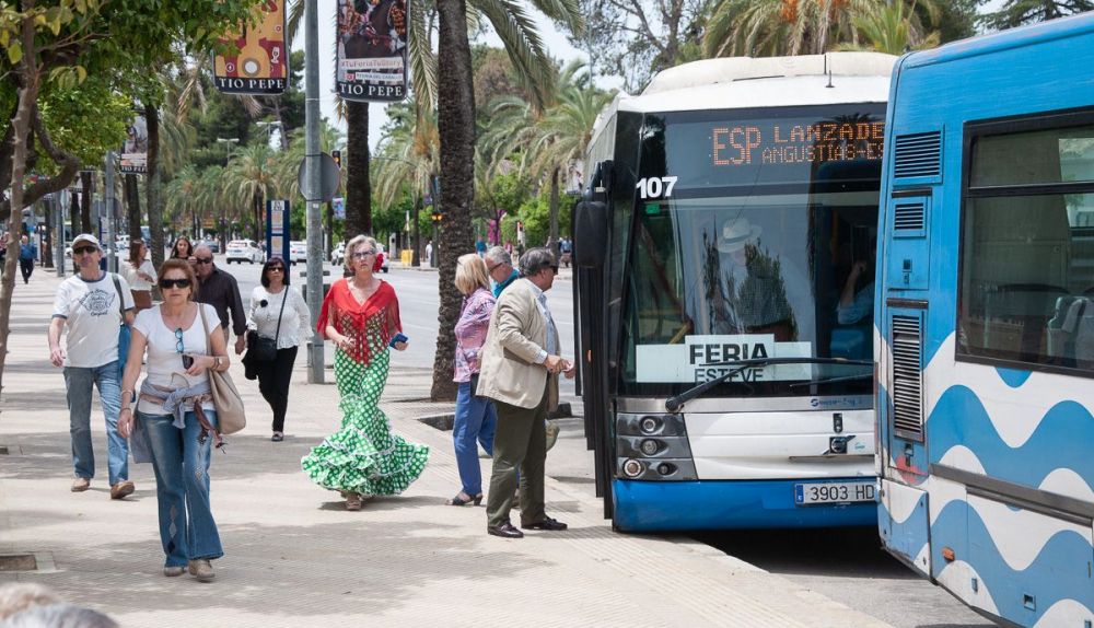 Parada de autobuses en la avenida Álvaro Domecq, a la altura de la portada de la Feria. FOTO: MANU GARCÍA