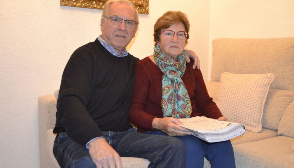 Luisa Fernanda Terrazas y Francisco Tocón en el salón de su casa.   MARICARMEN MILLÁN