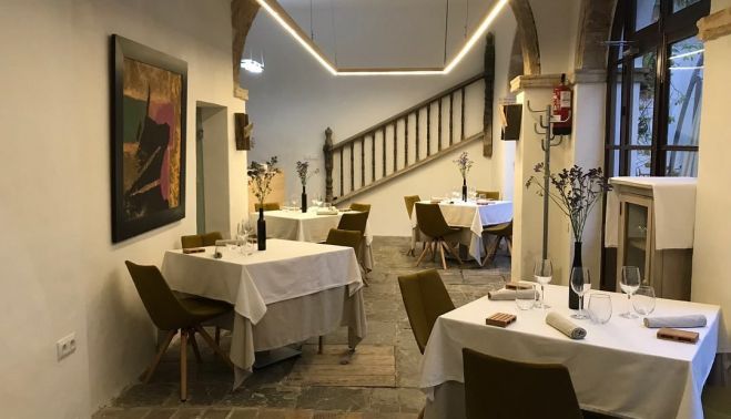 Uno de los salones del restaurante El Espejo, alojado en una casa señorial de Sanlúcar.