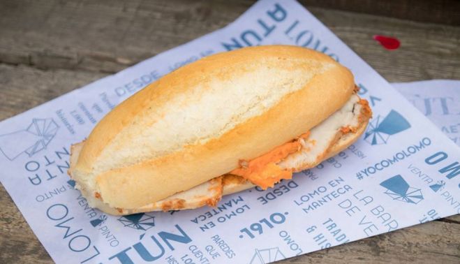 El famoso bocadillo de lomo en manteca de la Venta Pinto en Vejer.