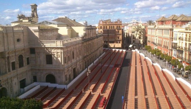 Palcos en la plaza de San Francisco, en Sevilla, en los que se inserta publicidad en las traseras de la estructura.    FOTO: Jose Manuel Lara Perona