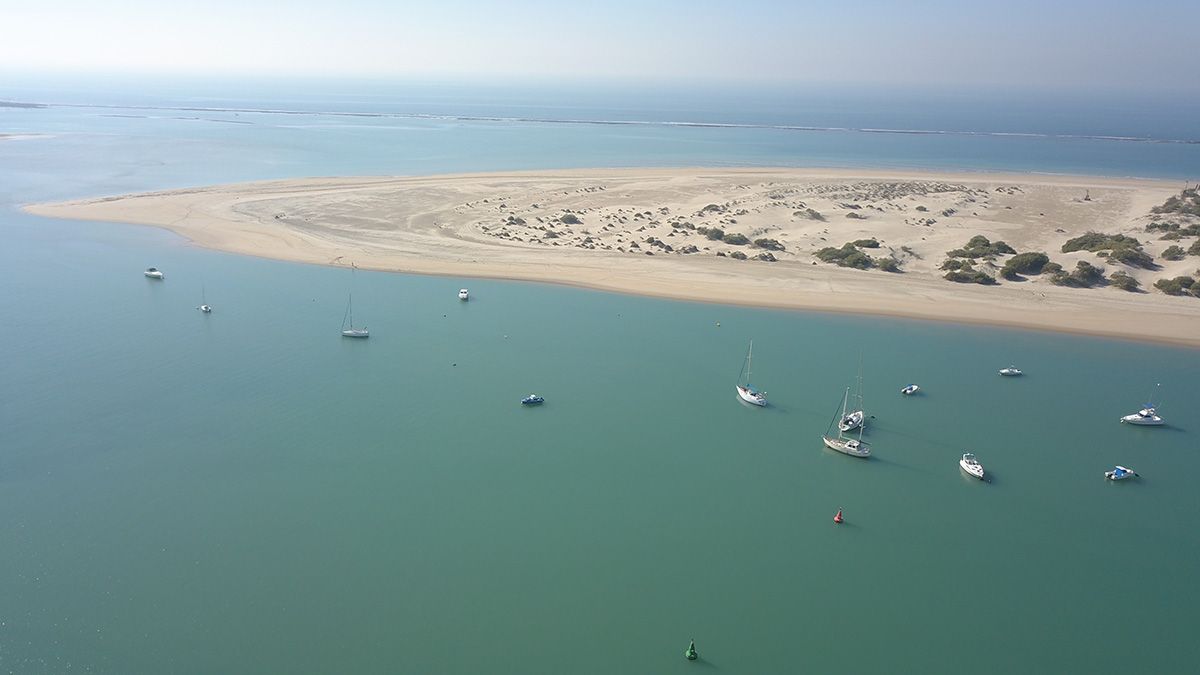 En la imagen, el caño de Sancti Petri con la Punta del Boquerón.