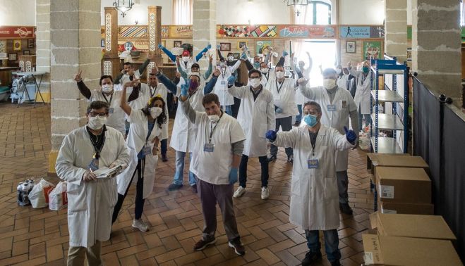 Voluntarios de 'Costaleros por nuestros mayores', durante el confinamiento, en la bodega de Juan Cala en plaza Silos.